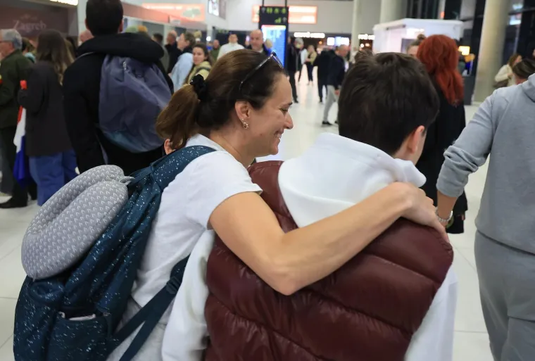 Emotivni prizori i zagrljaji na 'Tuđmanu': Hrvati se vratili kući s Bliskog istoka