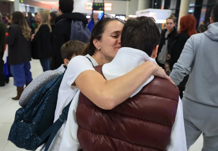 Emotivni prizori i zagrljaji na 'Tuđmanu': Hrvati se vratili kući s Bliskog istoka