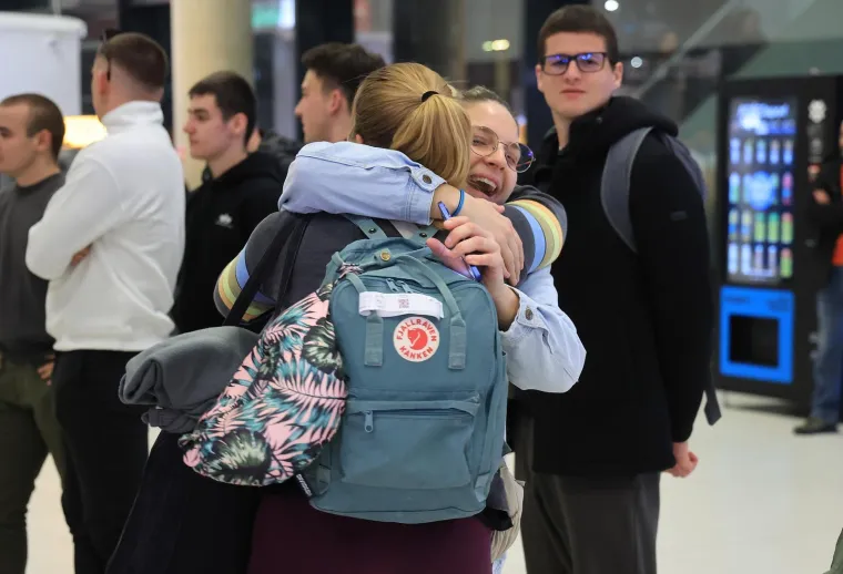 Emotivni prizori i zagrljaji na 'Tuđmanu': Hrvati se vratili kući s Bliskog istoka