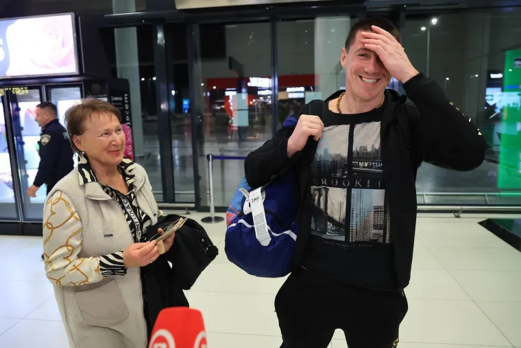 Emotivni prizori i zagrljaji na 'Tuđmanu': Hrvati se vratili kući s Bliskog istoka