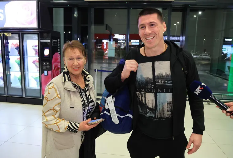 Emotivni prizori i zagrljaji na 'Tuđmanu': Hrvati se vratili kući s Bliskog istoka