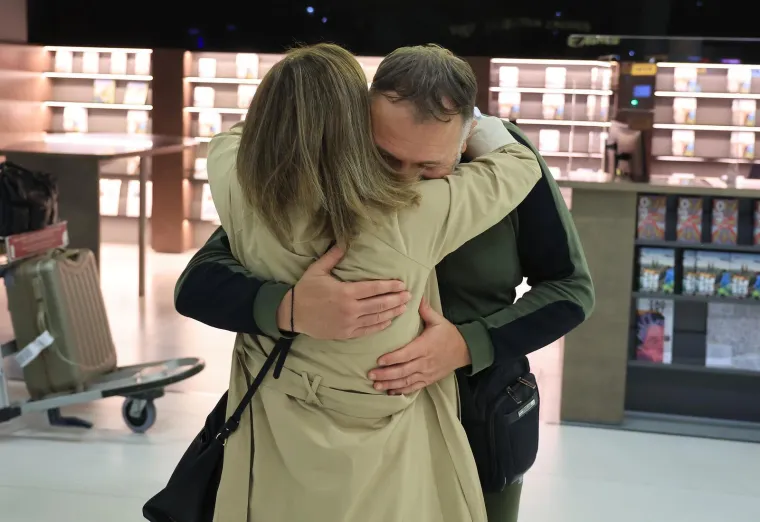 Emotivni prizori i zagrljaji na 'Tuđmanu': Hrvati se vratili kući s Bliskog istoka