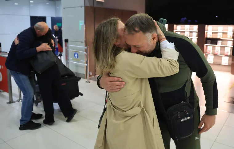 Emotivni prizori i zagrljaji na 'Tuđmanu': Hrvati se vratili kući s Bliskog istoka