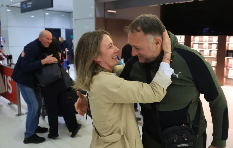 Emotivni prizori i zagrljaji na 'Tuđmanu': Hrvati se vratili kući s Bliskog istoka