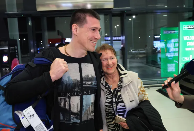 Emotivni prizori i zagrljaji na 'Tuđmanu': Hrvati se vratili kući s Bliskog istoka