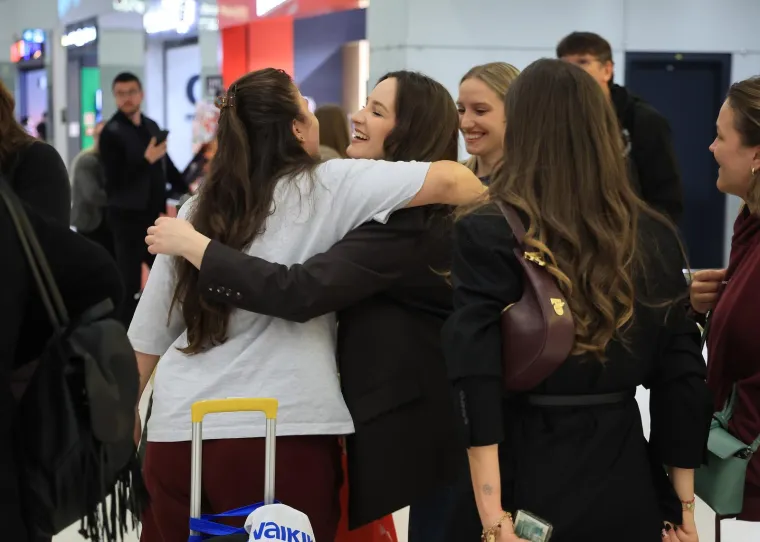 Emotivni prizori i zagrljaji na 'Tuđmanu': Hrvati se vratili kući s Bliskog istoka