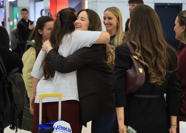 Emotivni prizori i zagrljaji na 'Tuđmanu': Hrvati se vratili kući s Bliskog istoka