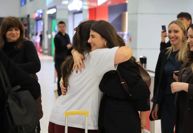 Emotivni prizori i zagrljaji na 'Tuđmanu': Hrvati se vratili kući s Bliskog istoka