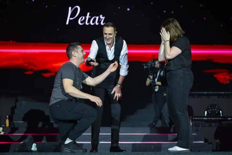 Pale zaruke tijekom koncerta u Areni: Pogledajte reakciju djevojke