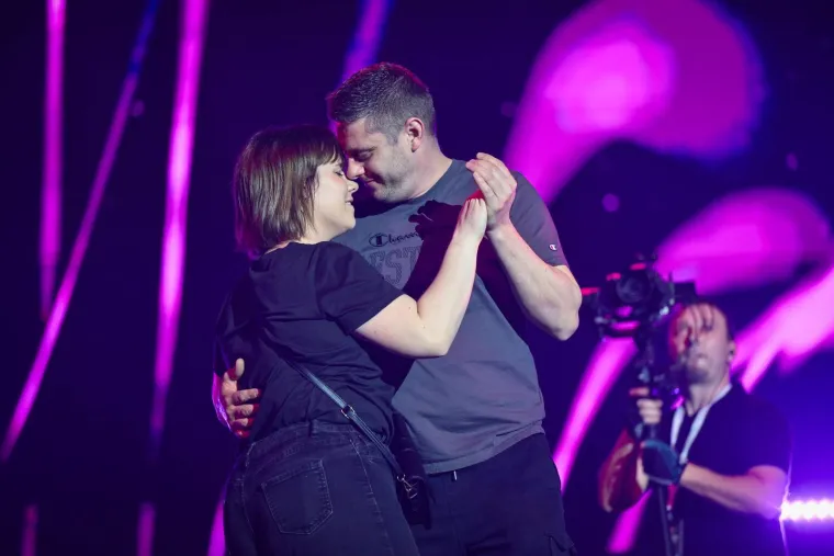 Pale zaruke tijekom koncerta u Areni: Pogledajte reakciju djevojke