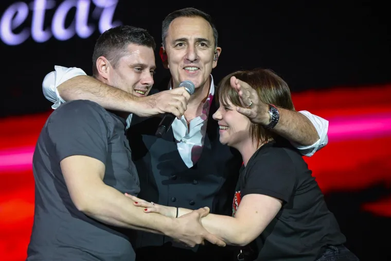 Pale zaruke tijekom koncerta u Areni: Pogledajte reakciju djevojke