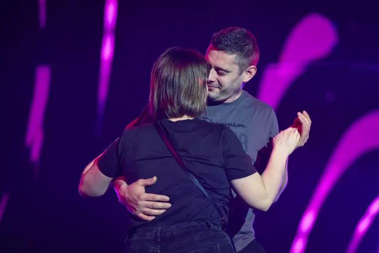 Pale zaruke tijekom koncerta u Areni: Pogledajte reakciju djevojke