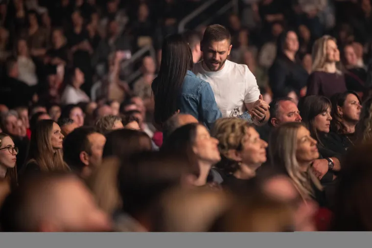 Pale zaruke tijekom koncerta u Areni: Pogledajte reakciju djevojke