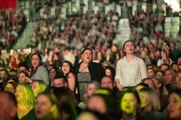 Pale zaruke tijekom koncerta u Areni: Pogledajte reakciju djevojke