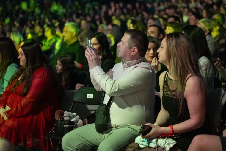 Pale zaruke tijekom koncerta u Areni: Pogledajte reakciju djevojke