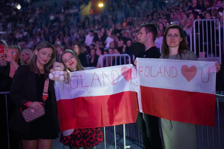 Pale zaruke tijekom koncerta u Areni: Pogledajte reakciju djevojke