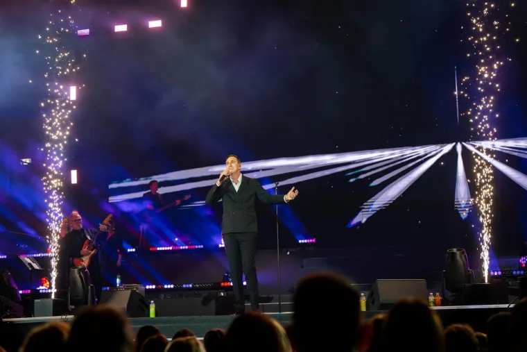 Pale zaruke tijekom koncerta u Areni: Pogledajte reakciju djevojke