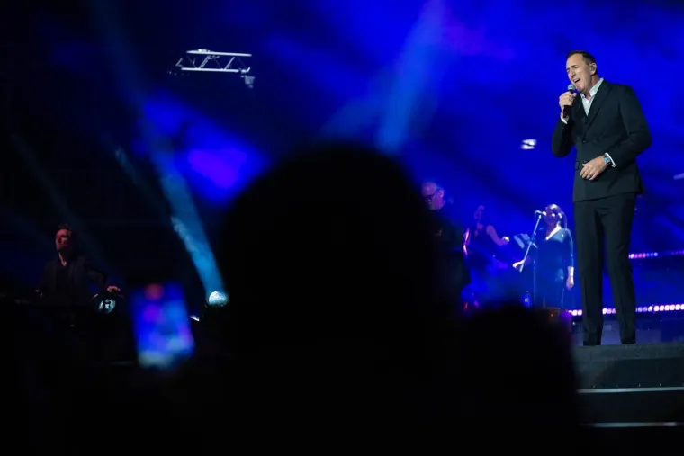 Pale zaruke tijekom koncerta u Areni: Pogledajte reakciju djevojke