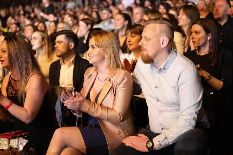 Pale zaruke tijekom koncerta u Areni: Pogledajte reakciju djevojke