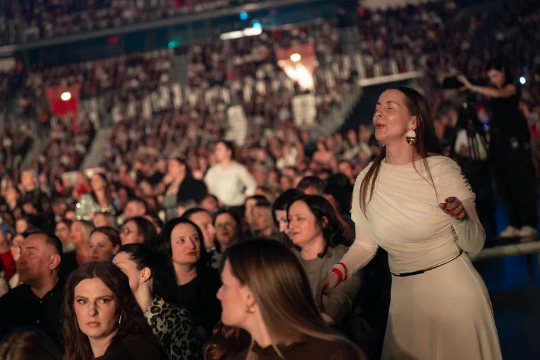 Pale zaruke tijekom koncerta u Areni: Pogledajte reakciju djevojke