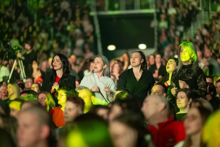 Pale zaruke tijekom koncerta u Areni: Pogledajte reakciju djevojke