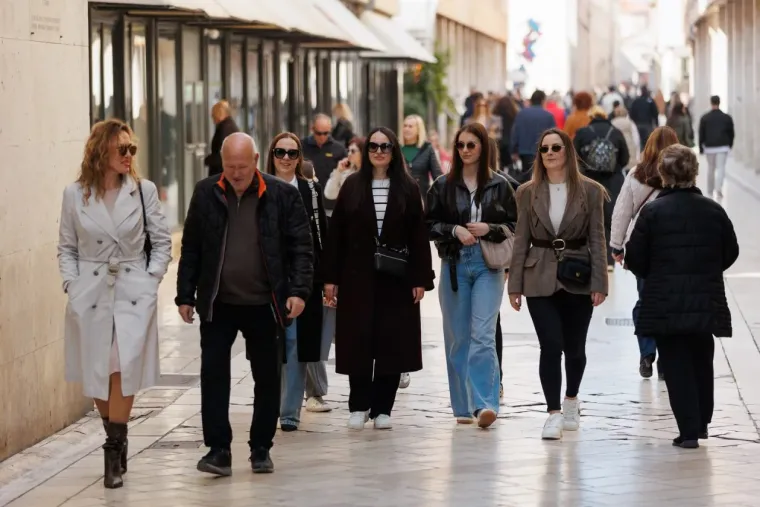 Sunčano vrijeme, kava i lijepe djevojke: Pogledajte tko je sve zablistao ovog vikenda u centru Zadra