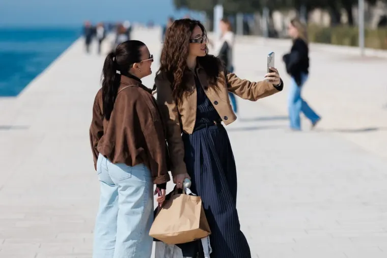 Sunčano vrijeme, kava i lijepe djevojke: Pogledajte tko je sve zablistao ovog vikenda u centru Zadra
