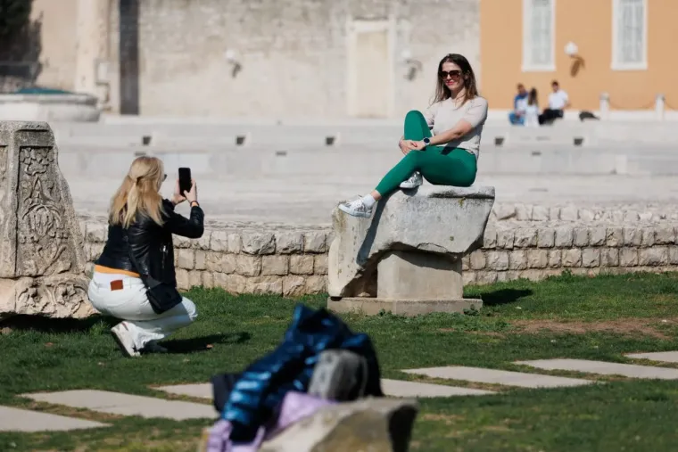 Sunčano vrijeme, kava i lijepe djevojke: Pogledajte tko je sve zablistao ovog vikenda u centru Zadra