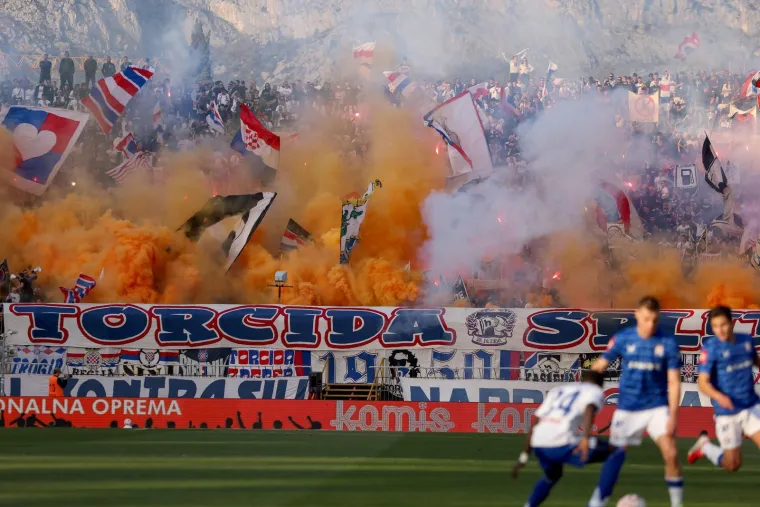 Vatrena atmosfera u najvećem hrvatskom derbiju: Pogledajte kako su se međusobno provocirali navijači