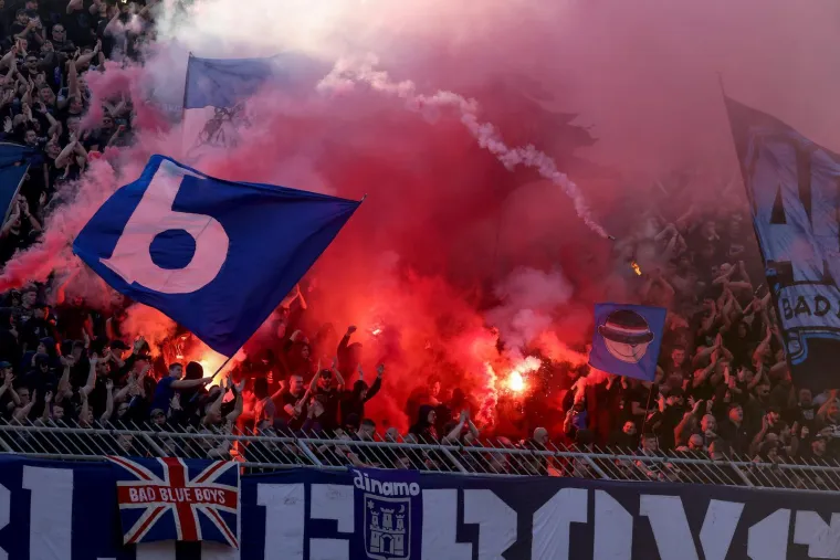 Vatrena atmosfera u najvećem hrvatskom derbiju: Pogledajte kako su se međusobno provocirali navijači