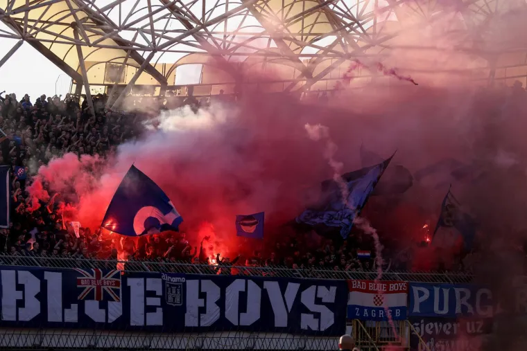 Vatrena atmosfera u najvećem hrvatskom derbiju: Pogledajte kako su se međusobno provocirali navijači