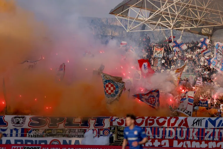 Vatrena atmosfera u najvećem hrvatskom derbiju: Pogledajte kako su se međusobno provocirali navijači