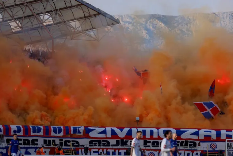Vatrena atmosfera u najvećem hrvatskom derbiju: Pogledajte kako su se međusobno provocirali navijači