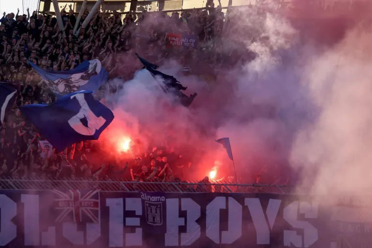 Vatrena atmosfera u najvećem hrvatskom derbiju: Pogledajte kako su se međusobno provocirali navijači