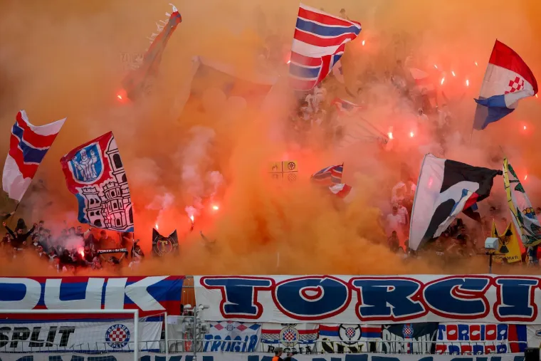 Vatrena atmosfera u najvećem hrvatskom derbiju: Pogledajte kako su se međusobno provocirali navijači