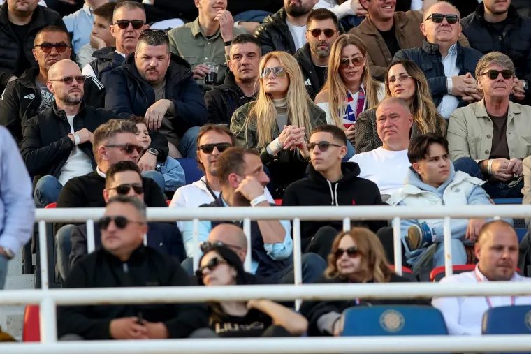 Vatrena atmosfera u najvećem hrvatskom derbiju: Pogledajte kako su se međusobno provocirali navijači