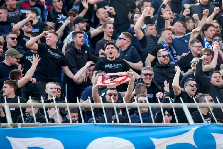 Vatrena atmosfera u najvećem hrvatskom derbiju: Pogledajte kako su se međusobno provocirali navijači