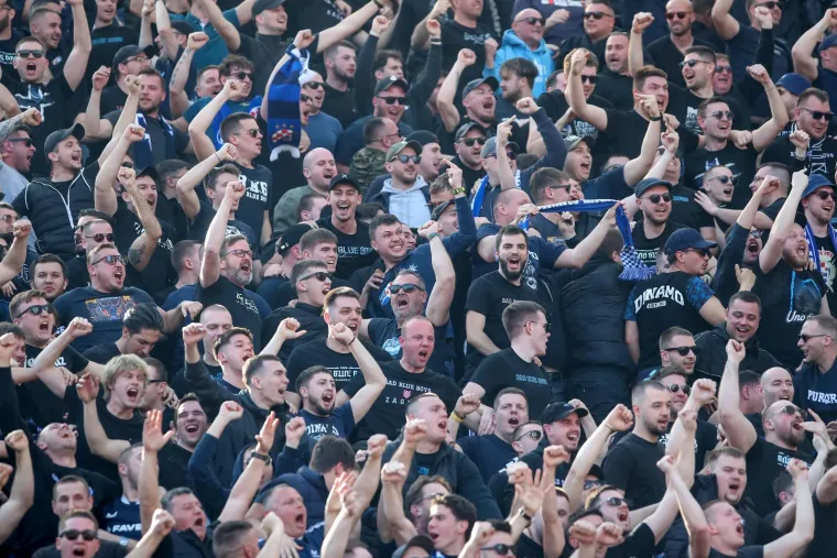 Vatrena atmosfera u najvećem hrvatskom derbiju: Pogledajte kako su se međusobno provocirali navijači