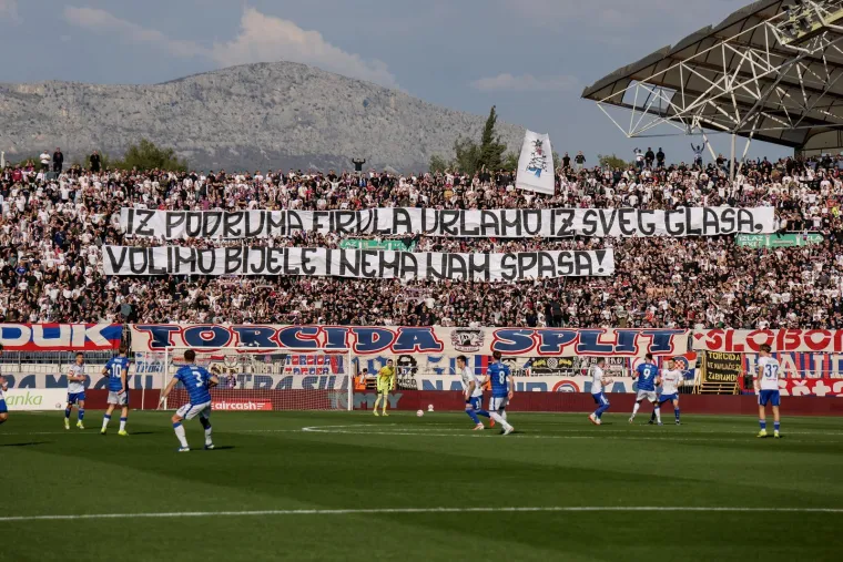 Vatrena atmosfera u najvećem hrvatskom derbiju: Pogledajte kako su se međusobno provocirali navijači