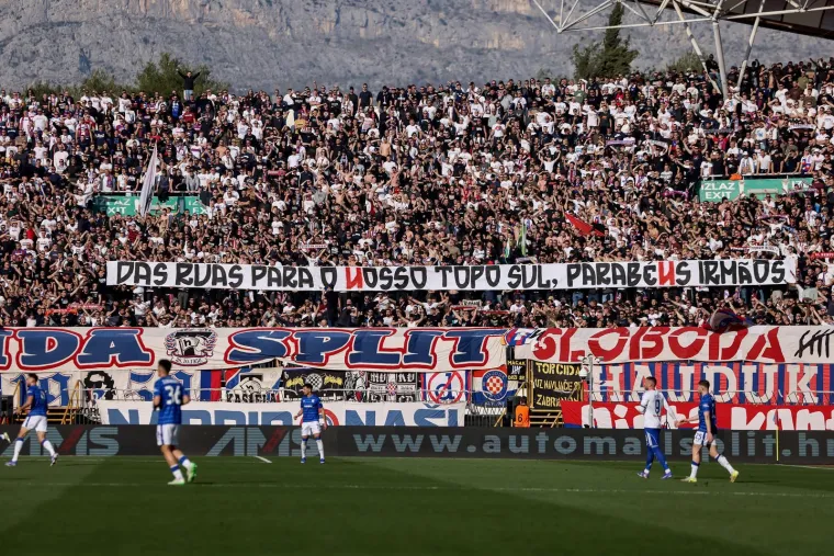 Vatrena atmosfera u najvećem hrvatskom derbiju: Pogledajte kako su se međusobno provocirali navijači