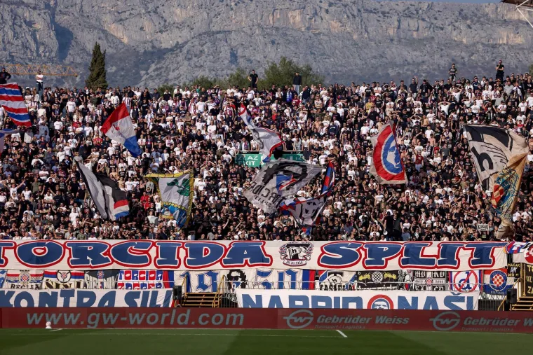 Vatrena atmosfera u najvećem hrvatskom derbiju: Pogledajte kako su se međusobno provocirali navijači