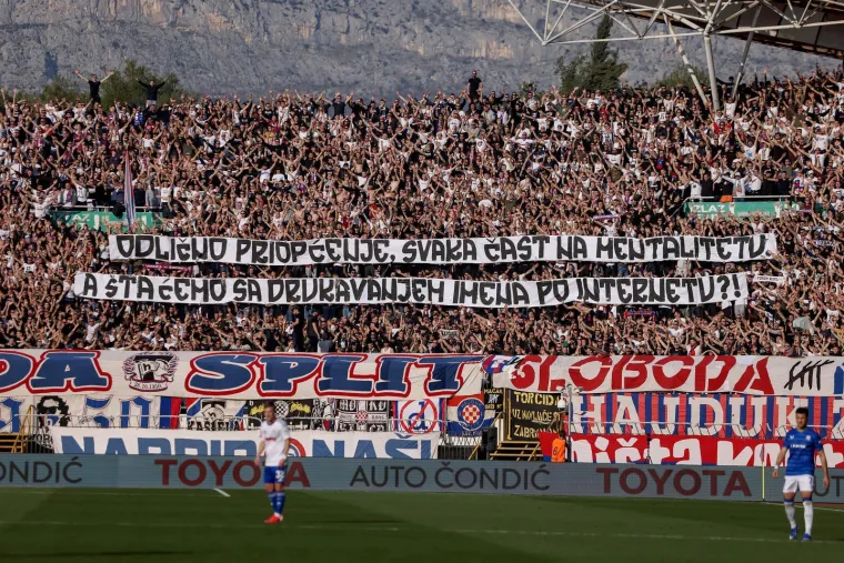 Vatrena atmosfera u najvećem hrvatskom derbiju: Pogledajte kako su se međusobno provocirali navijači