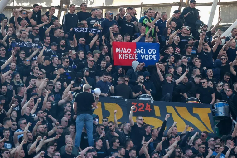 Vatrena atmosfera u najvećem hrvatskom derbiju: Pogledajte kako su se međusobno provocirali navijači