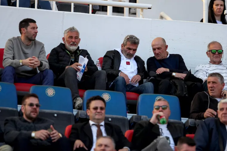 Vatrena atmosfera u najvećem hrvatskom derbiju: Pogledajte kako su se međusobno provocirali navijači