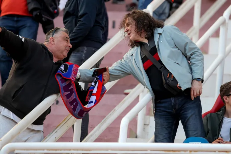 Vatrena atmosfera u najvećem hrvatskom derbiju: Pogledajte kako su se međusobno provocirali navijači