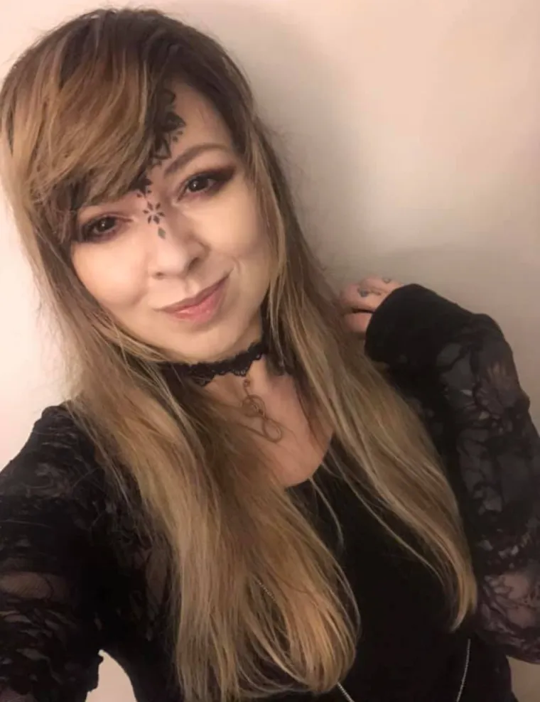 Tetovaže od glave do pete, pa čak i na jeziku: Evo kako je izgledala prije, bila je ba&scaron; slatka