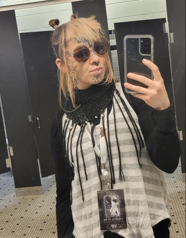 Tetovaže od glave do pete, pa čak i na jeziku: Evo kako je izgledala prije, bila je ba&scaron; slatka