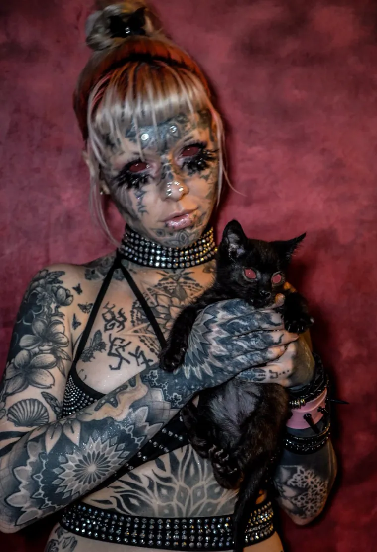 Tetovaže od glave do pete, pa čak i na jeziku: Evo kako je izgledala prije, bila je ba&scaron; slatka