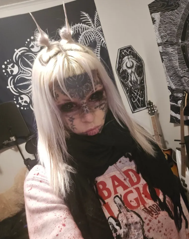 Tetovaže od glave do pete, pa čak i na jeziku: Evo kako je izgledala prije, bila je ba&scaron; slatka