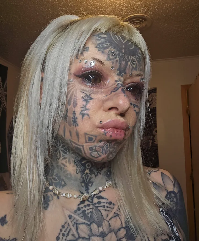 Tetovaže od glave do pete, pa čak i na jeziku: Evo kako je izgledala prije, bila je ba&scaron; slatka